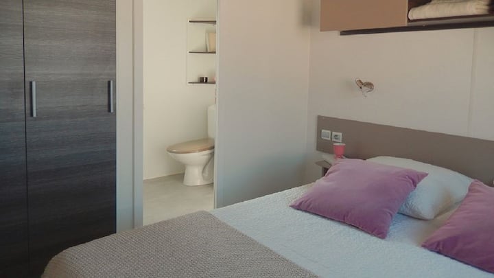 Šatňa - 140 manželských postelí - usporiadanie - zatemňovacie závesy - siete proti komárom.
vlastná kúpeľňa: sprcha - umývadlo - WC