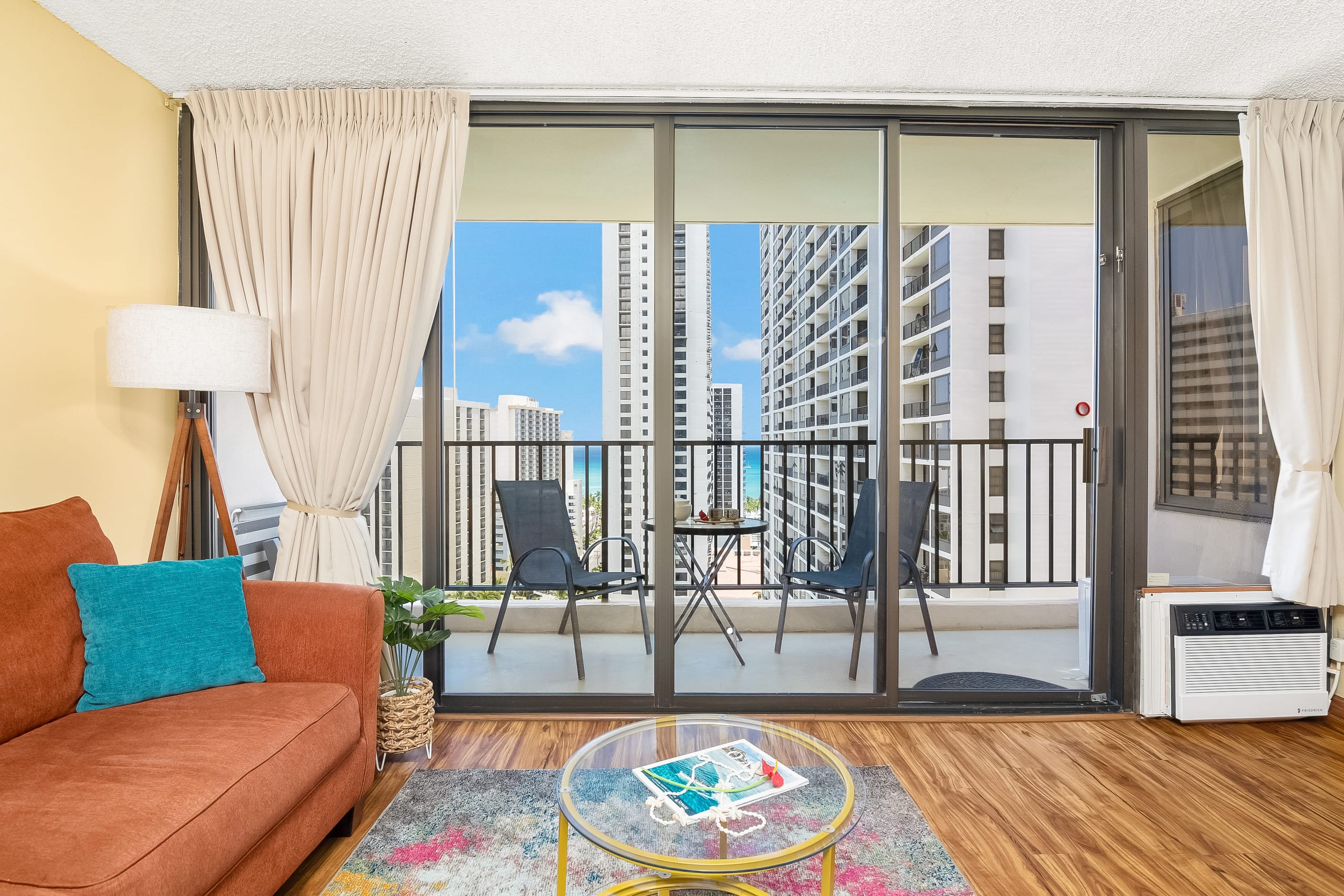 Condo in Honolulu · ★4.91 · 1 bedroom · 3 beds · 1 private bath - Image 2