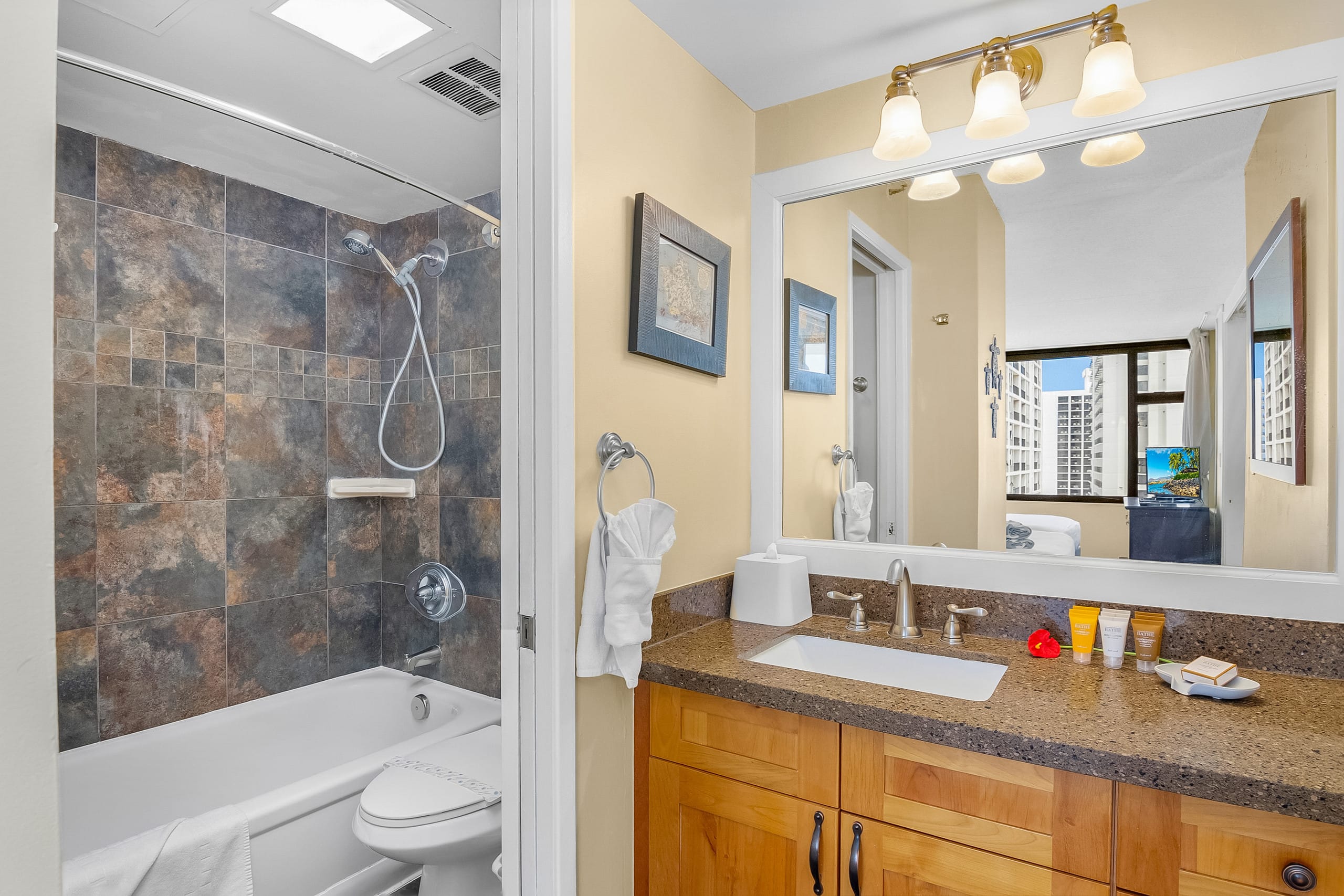 Condo in Honolulu · ★4.91 · 1 bedroom · 3 beds · 1 private bath - Image 31
