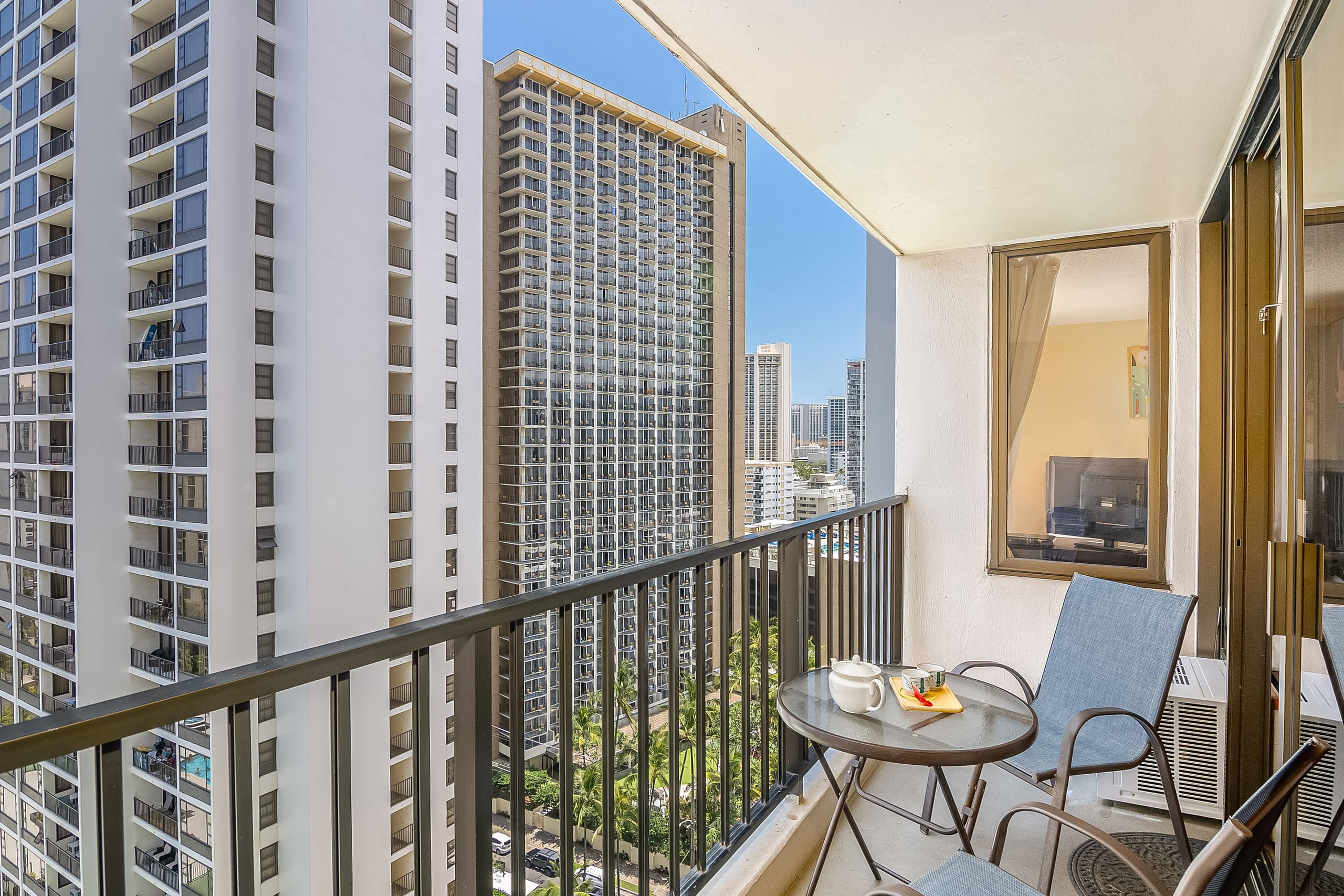 Condo in Honolulu · ★4.91 · 1 bedroom · 3 beds · 1 private bath - Image 63