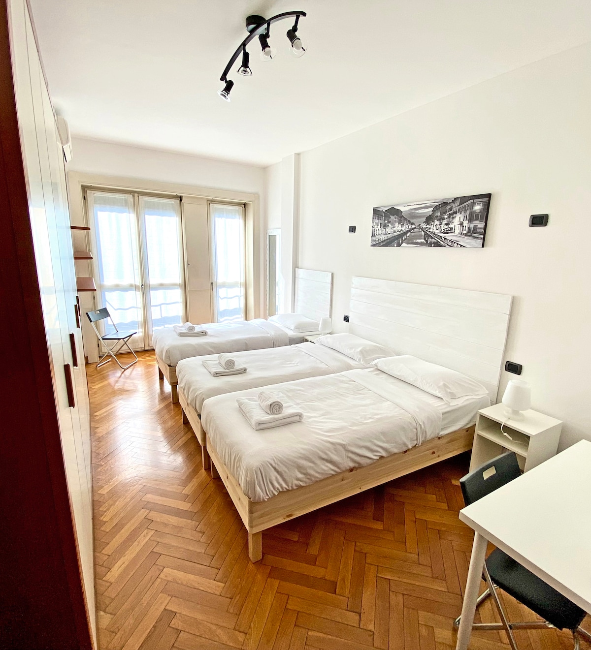 第二间宽敞的房间，配备三张单人床，其中两张可变成双人窗户，宽敞的壁橱，专用台面，现代床头柜，大镜子和壁式空调。