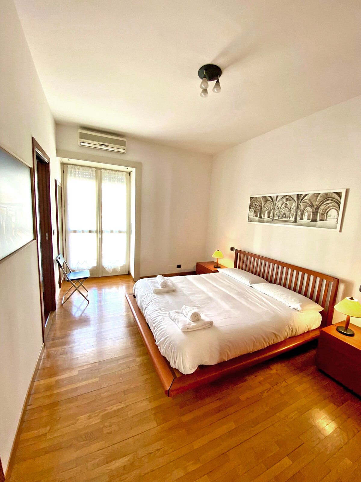 第一间双人卧室，配有标准双人床和独立卫生间。 配备所有舒适设施、宽敞的樱桃衣柜、带通往私人阳台的窗户、双墙镜、带抽屉的宽敞床头柜和墙壁空调。