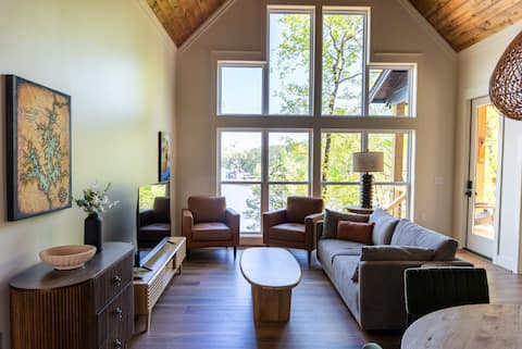 Top Airbnb: Lakeside Cottage in the Treetops - Massive dock! in Alexander City