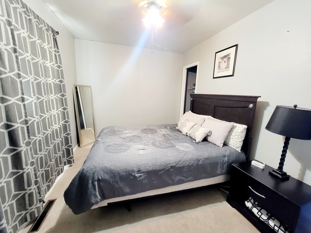 Krevat dopio "queen" me kondicioner personal në dhomë. Komodinë e përshtatshme me abazhur, si dhe një batanije shumë të butë dhe të rehatshme që ruhet në komodinë 