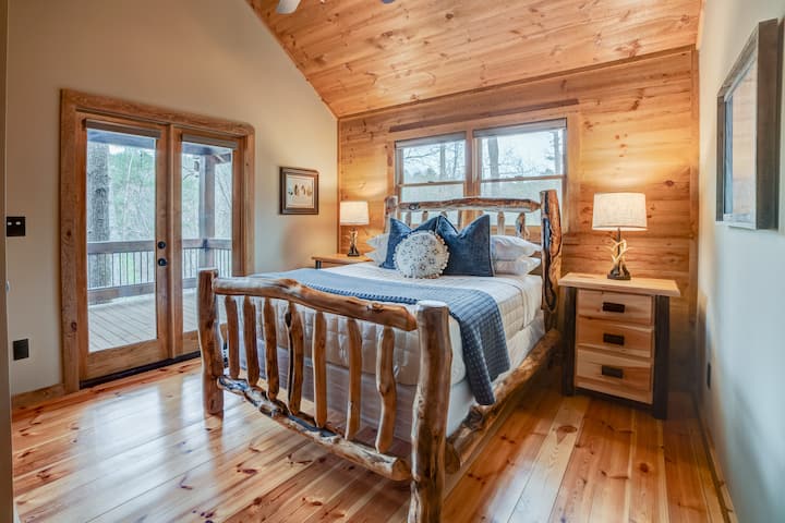Chambre n °2 - Lit queen size avec accès à la terrasse et vue sur le fleuve.