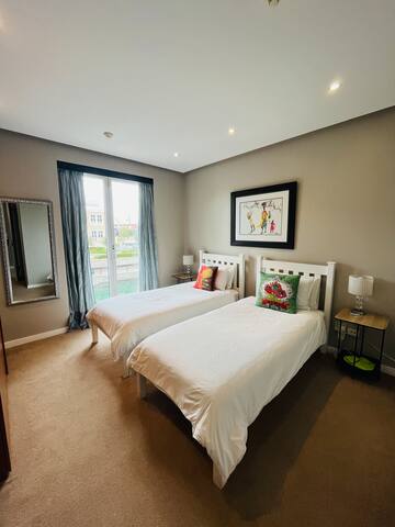 Luxurious Secure 2 Bedroom V&A Waterfront Apt gallery image 2