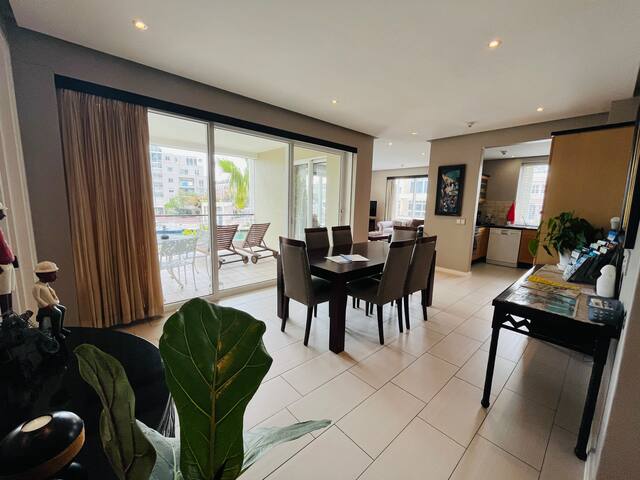 Luxurious Secure 2 Bedroom V&A Waterfront Apt gallery image 3