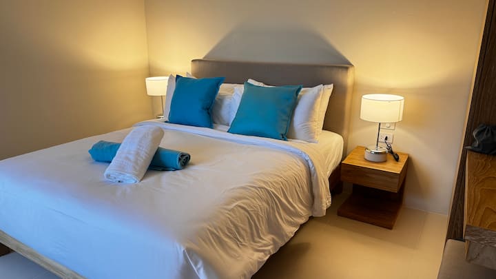 Hiki ni chumba cha tatu cha kitanda, kinaweza kuingia kwenye bwawa la kuogelea, chenye bafu na meza ndogo ya kutengeneza.