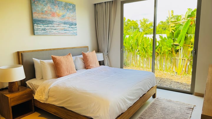 Hiki ni chumba cha pili kilicho na kiyoyozi, bafu,  meza na kioo kikubwa kwa ajili ya kufanya kazi au kutengeneza, ua wa nyuma. Iko katika rangi ya waridi mpole sana, kama vile machweo huko Phuket. 