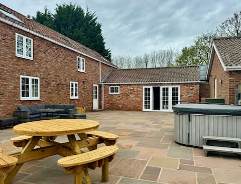 Bumblebee Cottage & Hot Tub