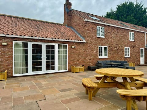 Rural, Hot Tub, Games Room inc. pool table & darts