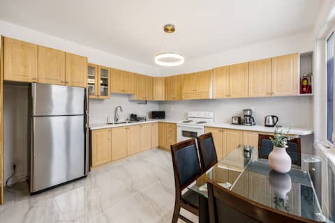 Popular Airbnb listing: 4-Bed Home Near YYZ Airport/International Centre in Etobicoke North