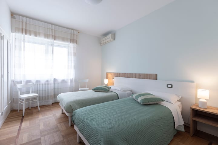 Camera da letto  3 nella  versione con due letti singoli  90 x 200 cm (in alternativa alla versione con un letto matrimoniale  180 x 200 cm)