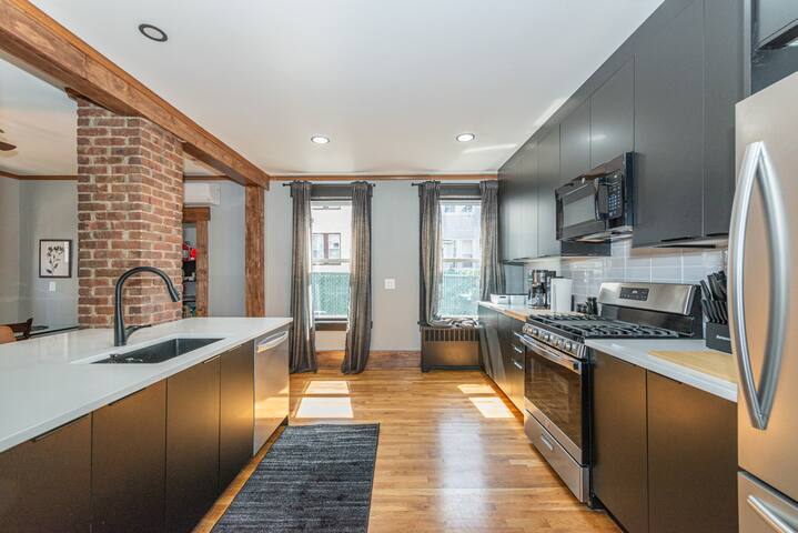 Detached 3BR Home • 15 min to NYC • Parking gallery image 5