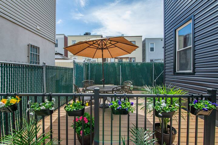 Detached 3BR Home • 15 min to NYC • Parking gallery image 3