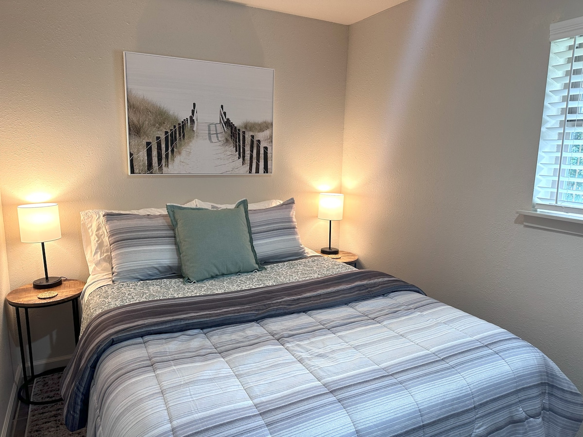 Mirno spavajte u svojoj spavaćoj sobi s bračnim krevetom, gdje vas uspavanke čekaju odmah iza prozora!