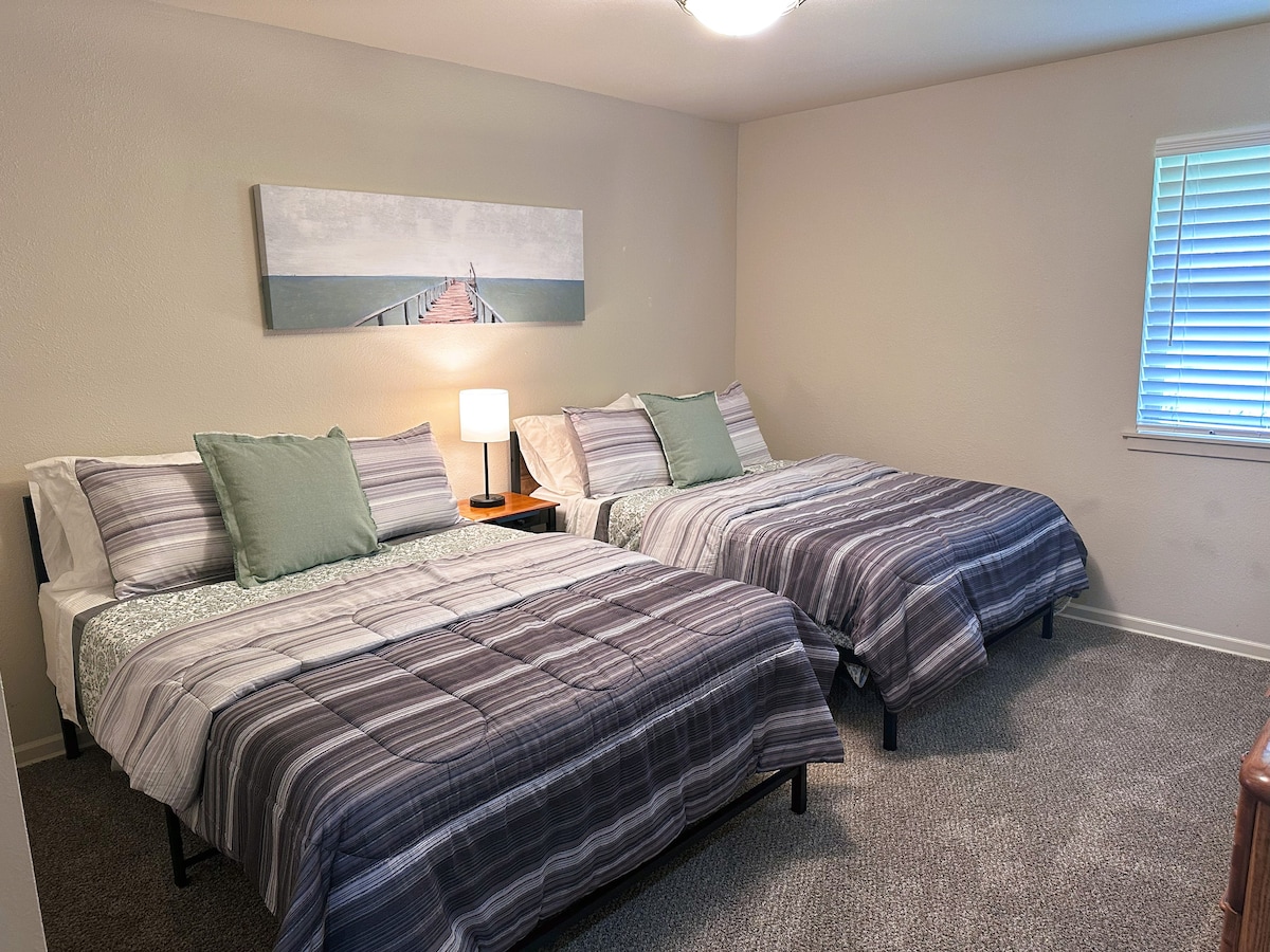 Prostrana udobnost čeka vas u spavaćoj sobi s dva velika kreveta, dovoljno prostora za odlaganje i ugodnim šarmom!