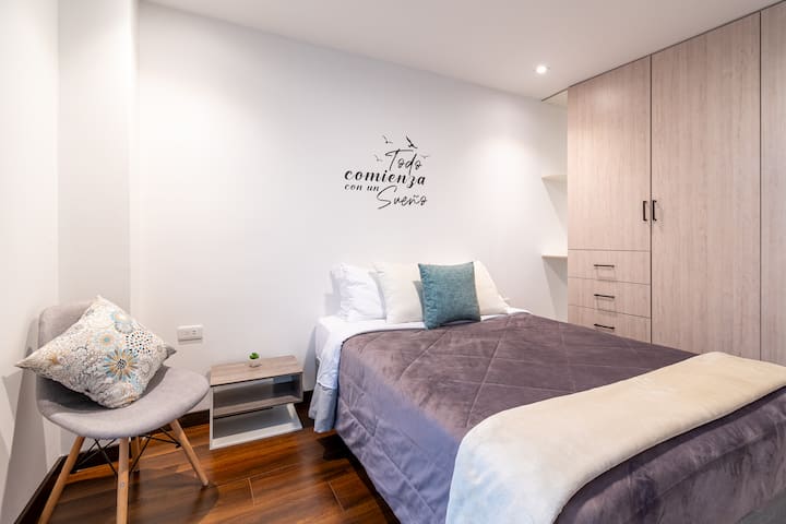 Втората ни стая е просторна, предназначена да ви накара да се чувствате като у дома си. Двуместното легло с висококачествен матрак и възглавници ще осигури дълбок сън. Разполага и с голям килер и допълнителни одеяла