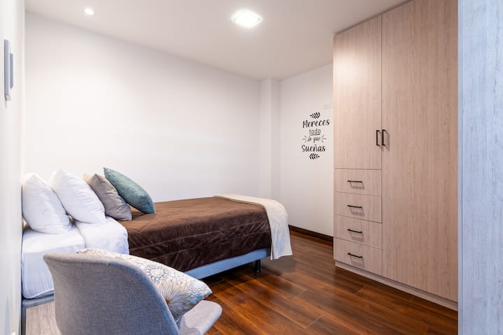 Третата ни стая е удобна и е предназначена да ви накара да се чувствате като у дома си. Леглото от 1 1/2 квадратни метра, с меко спално бельо и уютна завивка, ще ви покани да си починете. Разполага с просторен килер и допълнително одеяло