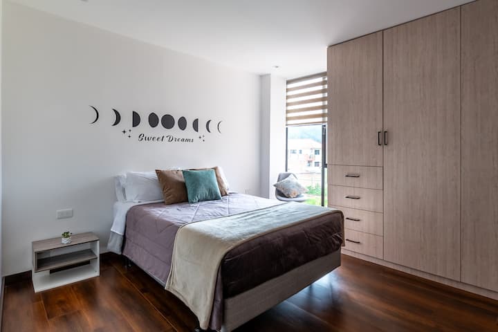 Основната ни стая е светла и просторна, ще се чувствате като у дома си. Двуместното легло с висококачествен матрак и възглавници ще осигури дълбок сън. Разполага със самостоятелна баня и просторен килер, който допълва тази стая