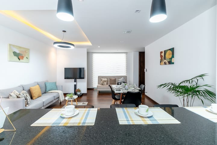 Нашата сала ще бъде новият ви любим кът. Представете си, че си почивате на тройния диван с меко одеяло и гледате любимия си сериал на 43-инчовия смарт телевизор с DGO - DirecTV, Amazon Prime Video, YouTube, PlutoTV