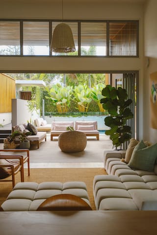 A Shore Thing – 5 minute walk to Sunrise Beach