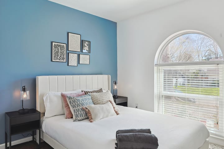 توفر غرفة الضيوف الأنيقة ملاذًا أنيقًا ومريحًا للزوار. مع تصميمها الحديث وسريرها المريح متوسط الحجم واللمسات المدروسة، تضمن هذه الغرفة إقامة مريحة وممتعة لجميع الضيوف.