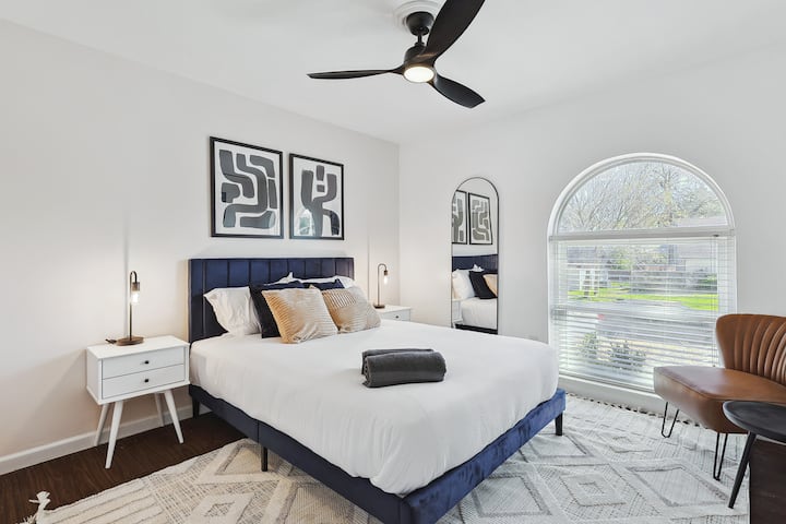 مصممة مع وضع الراحة في الاعتبار. تخلق الإضاءة الناعمة والديكور الساحر جوًا ترحيبيًا يدعو إلى الاسترخاء والأحلام الحلوة. 