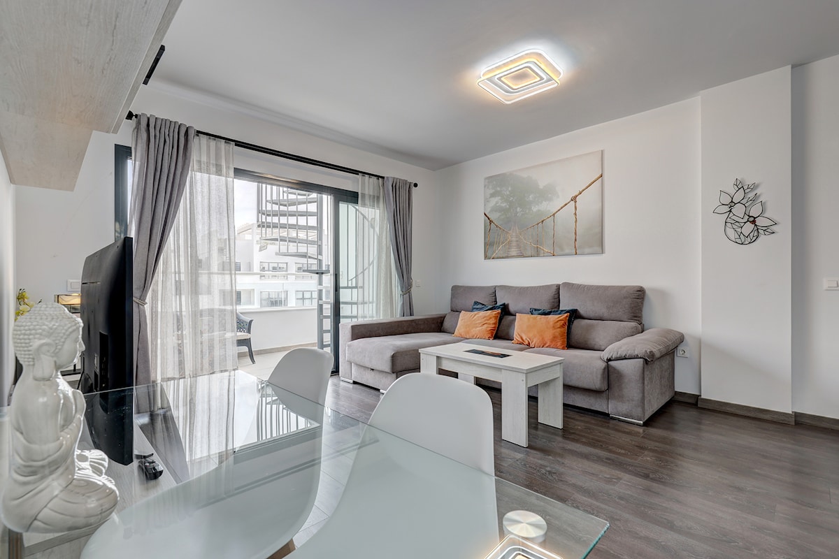 Top performing Airbnb: Estepona terrace, parking & pool Apartment in Estepona