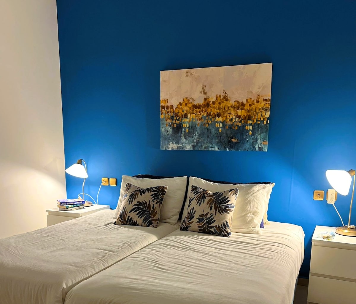 Posteľná bielizeň zo 100 % bavlny a nadýchané a tvrdé vankúše. 