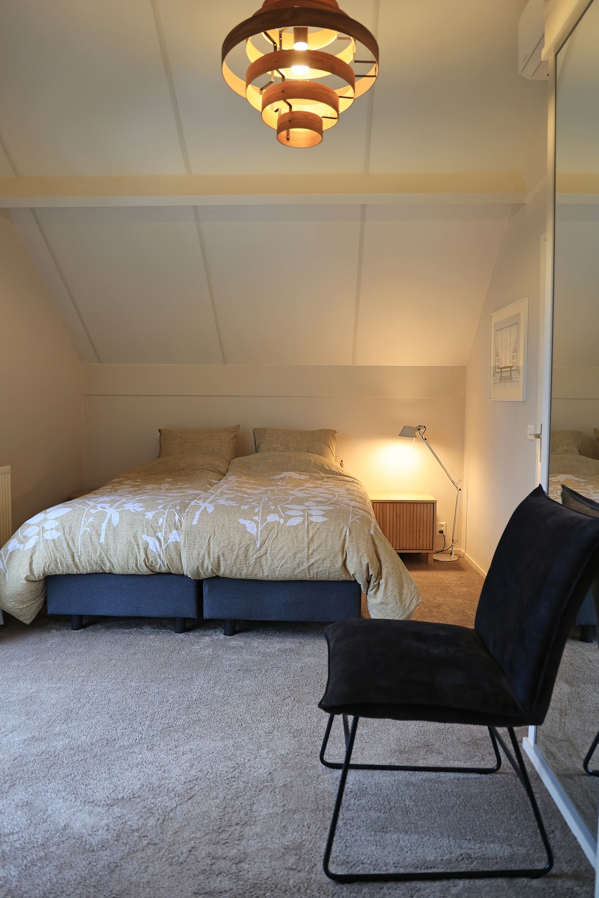 Малку помалата спална соба. Удобен кревет со нови душеци (џебни пружини). Има два единечни кревета со димензии 80 x 200 кои исто така може да се спојат во форма на буквата L.