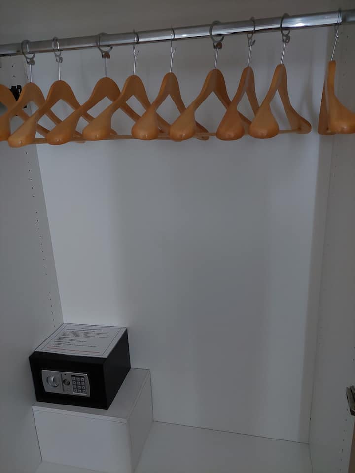 Armario de la habitación con caja fuerte