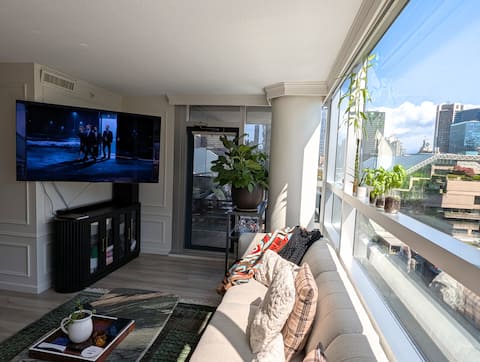 Top performing Airbnb: 2BR2B Modern 270° Urban Escape in West End