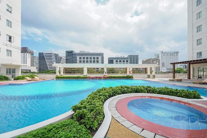 Staycation Ready! Pool-access Condo - Cebu City