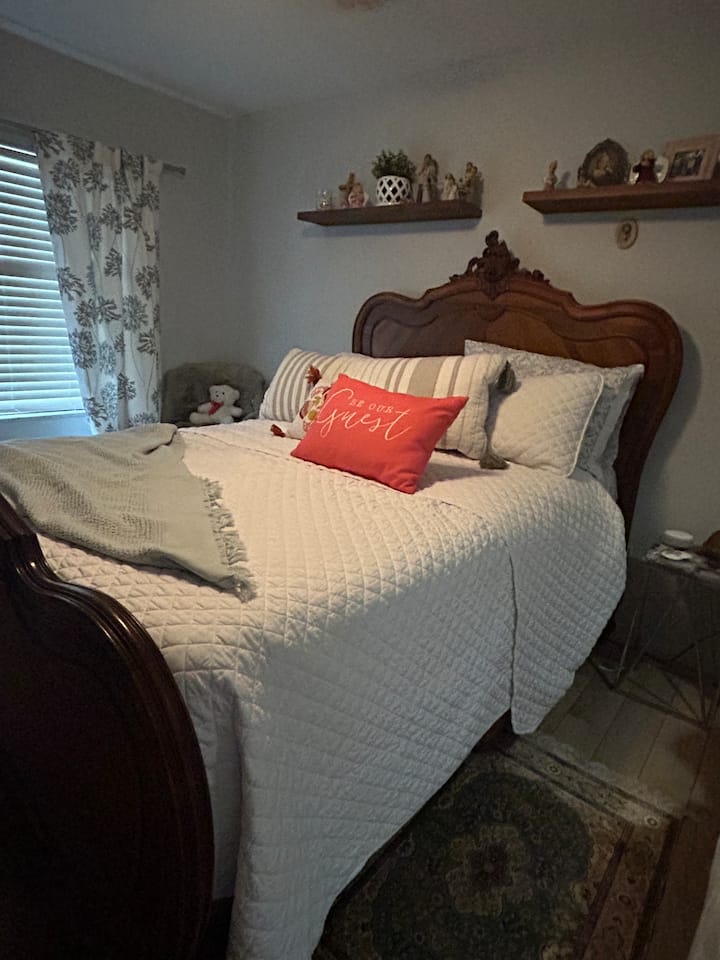 מיטה עתיקה יפה בגודל מלא וארון 