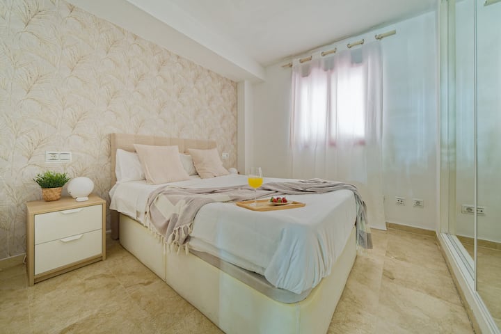 Habitación principal con cama de matrimonio. Muy acogedora, con lámparas de luz ambiente y armario empotrado y baño en suite.
¡Dormirás de maravilla!
