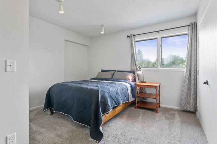 Hlavná spálňa s priestranným šatníkom.