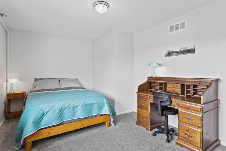 Stôl na študijný alebo pracovný priestor.