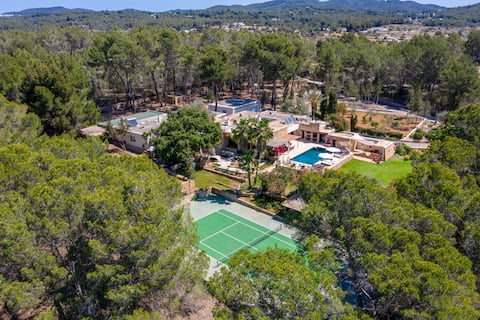 Villa Sa Tanca/Puig d'en Vall/6 bedrooms/Tennis court