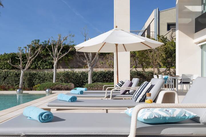 Luxury New Villa with Stunning Sea Views gallery image 3