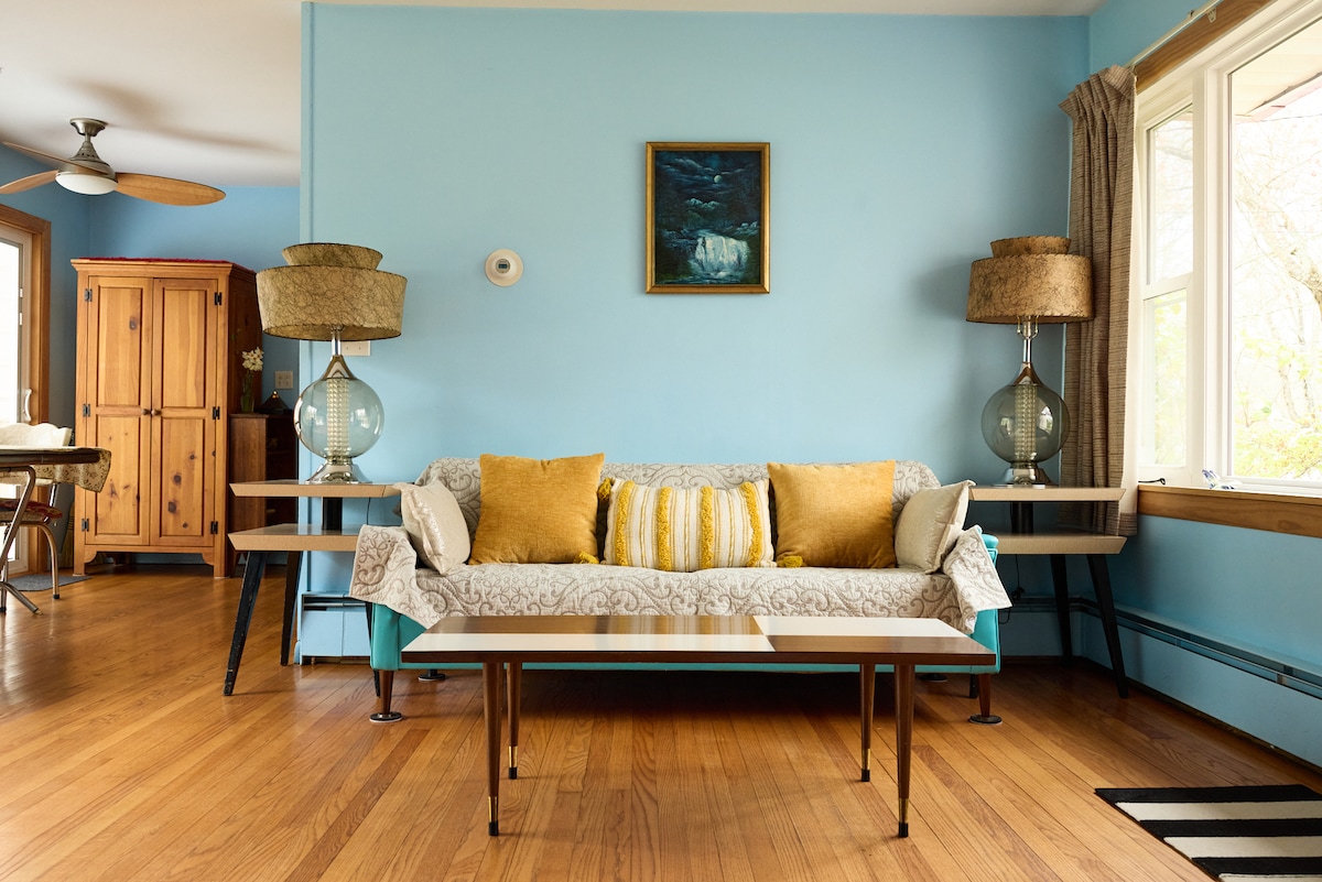 Top performing Airbnb: Grandma's Place an Easy Walk to Woodstock -1 Queen in Woodstock