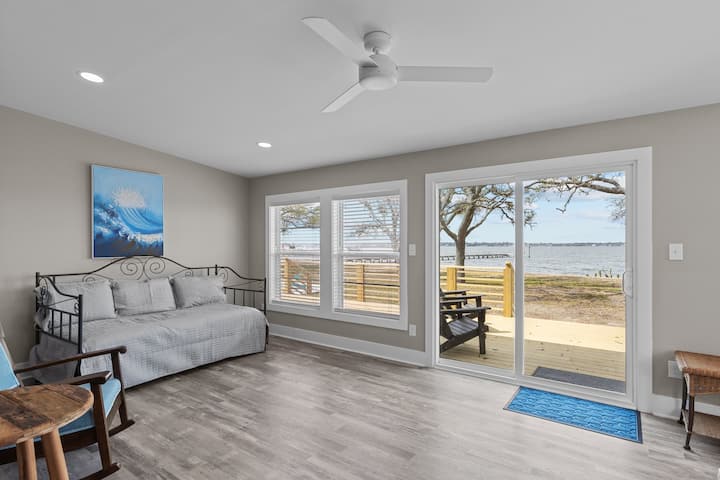 Dhoma e diellit ofron një krevat dite me dyshekë dopio (2) që ofrojnë fjetje shtesë për dy vizitorë. Dhoma e diellit ofron shumë ndenjëse me pamje të brendshme të Bogue Sound dhe Morehead City. 