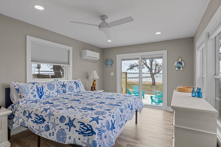 Dhoma e gjumit/suita kryesore e vizitorëve të tretë ofron një krevat dopio "king", komodinë, dy komodina, dollap dhe hapet në një verandë me pamje mahnitëse të tingullit Bogue. Kjo dhomë gjumi përfshin një banjë private të kompletuar. Të gjitha dhomat e gjumit përfshijnë shtroja të reja.