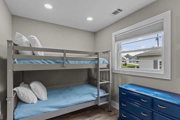 Dhoma e dytë e gjumit e vizitorëve ndodhet ngjitur me suitën kryesore dhe përfshin dy grupe krevatësh marinarë me dyshekë dopio të përsosur për fëmijë ose vizitorë shtesë. Ka gjithashtu një dollap dhe dollap të vogël. Të gjitha dhomat e gjumit përfshijnë shtroja të reja.