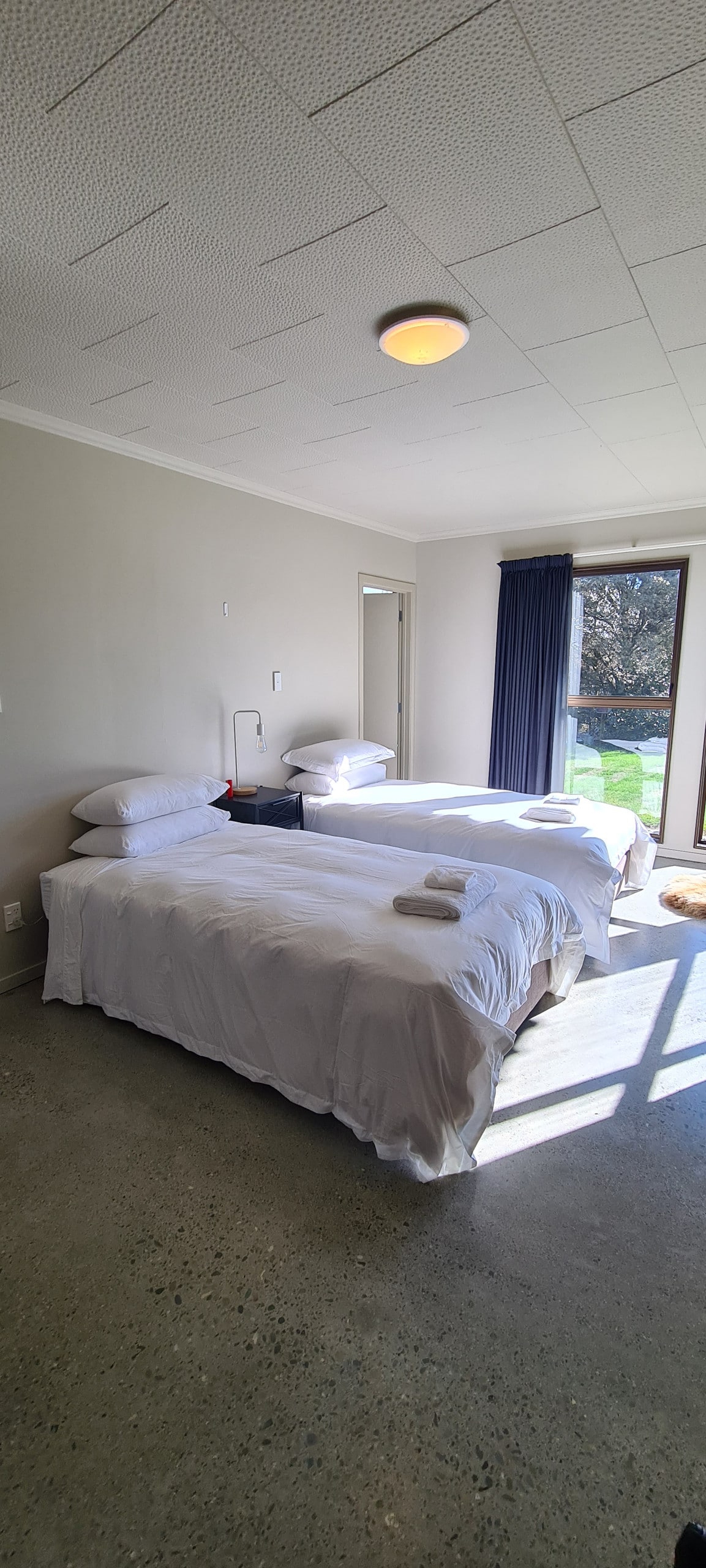 Dhoma e gjumit 2 është në katin e poshtëm, kjo mund të bëhet si një mbret i madh kalifornian ose 2 krevate tek. Me banjë ngjitur.