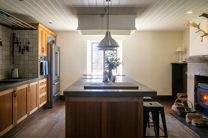 Historic Sandstone Ross Farmhouse. gallery image 5