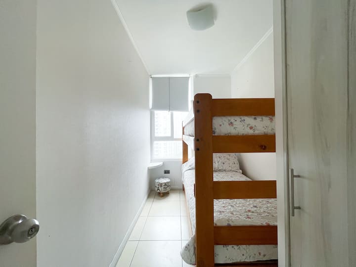 Chambre secondaire avec cabine et placard