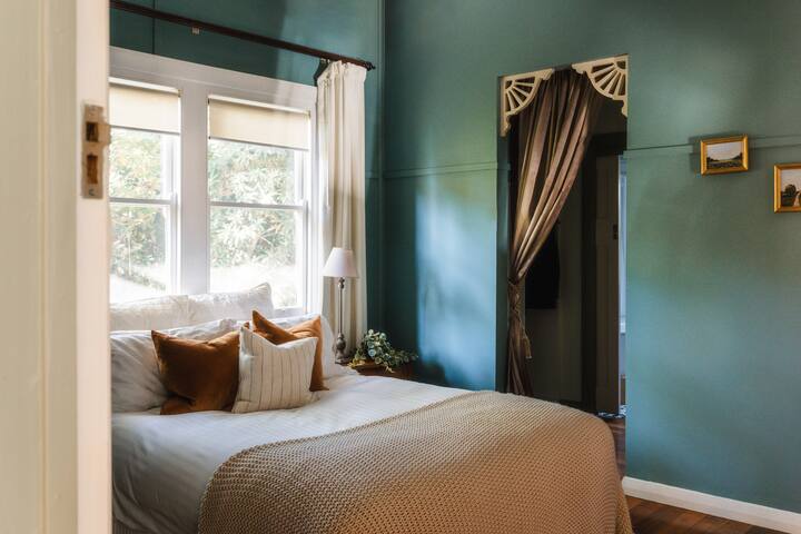 Woolrich Historic Garden Cottage