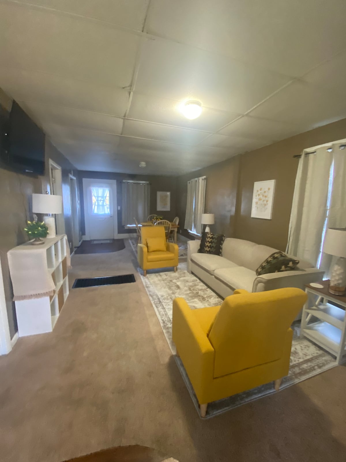 Уживајте во овој простор со  весел  ентериер, телевизор Roku со различни бесплатни филмови, емисии итн., кауч со брачен кревет (широк 150-179 см) и  пријатно чувство!