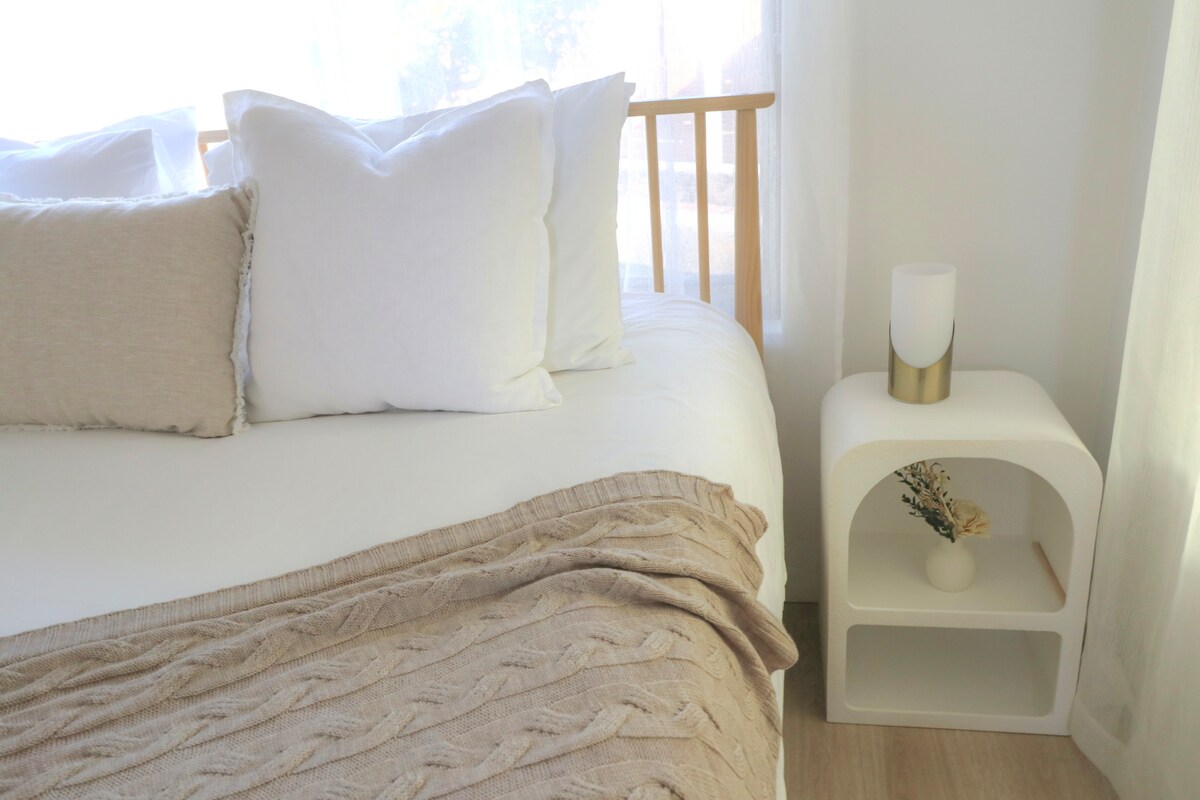 V tomto úkryte sa môžu ubytovať až 4 hostia s rozkladacou pohovkou Queen, ktorá je však najvhodnejšia pre 1 alebo 2 osoby pre optimálne pohodlie. Za všetkých ďalších hostí nad 2 roky sa účtuje dodatočný poplatok za hosťa.